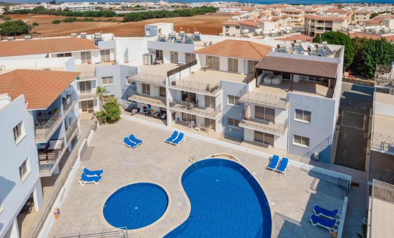 Serenity Apartment with Pool - Ferienwohnung Paralímni