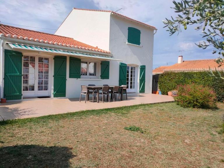 Maison spacieuse pour 9 pers. proche plage, parking, terrasse - FR-1-323-584 - B&B Saint-Hilaire-de-Riez