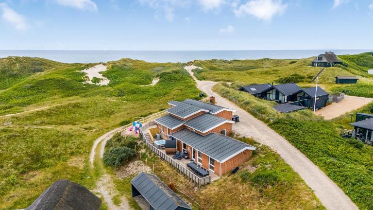 Family-Friendly Holiday Home With Indoor Pool And Outdoor Spa 100 Meters From The North Sea - B&B Ringkøbing