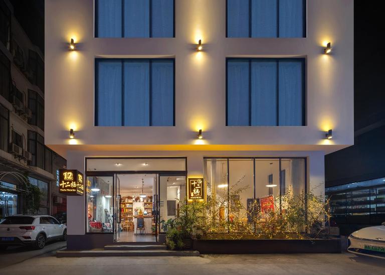 Zhangjiajie Twelve Warm Inn- 10-min Walk to Tianmen Cableway-Ticket Service-Free Laundry-Local Tea - B&B Zhangjiajie