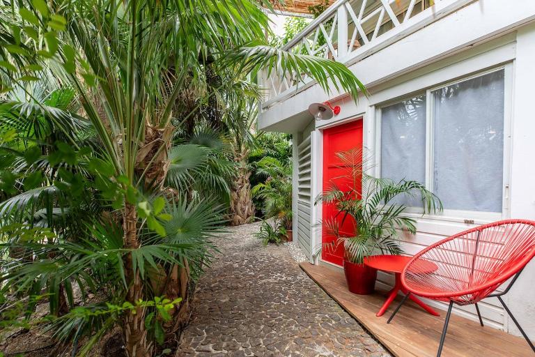 St Jean studio steps away from the beach - B&B Saint-Jean