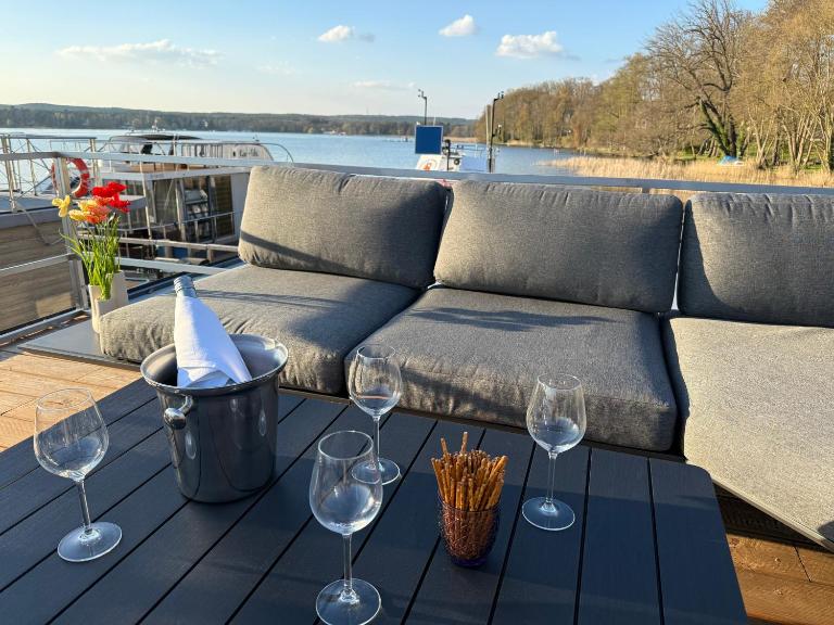 Hausboot TraumZeitBoot Helmut - exklusiver Festlieger in perfekter Lage am Scharmützelsee Bad Saarow - B&B Bad Saarow