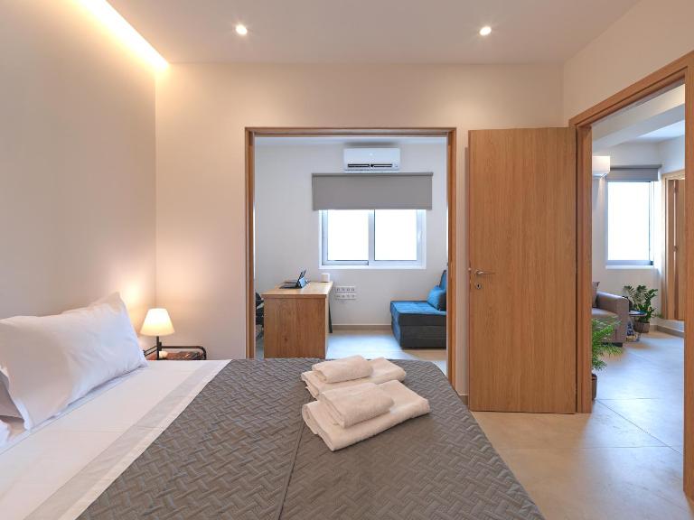 Modern Home with Office, 2' from Monastiraki Metro - B&B Atenas