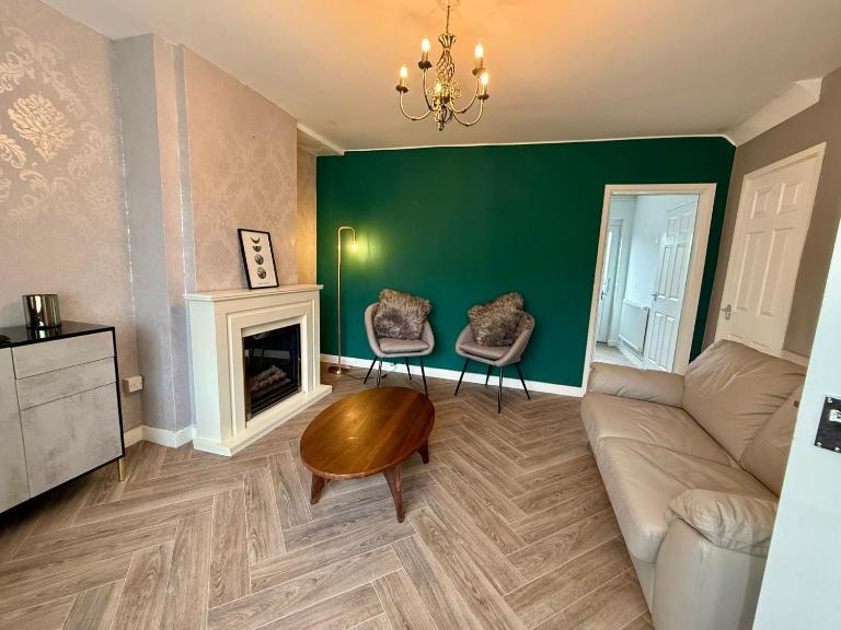 Spacious 3-Bed Home Contractor-Friendly with Parking in Wolverhampton - B&B Wolverhampton