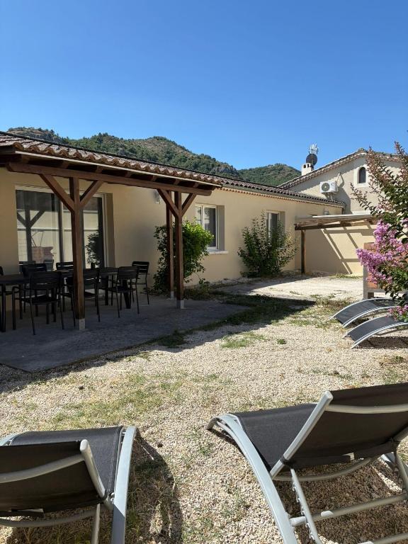 Maison au calme avec terrasse - B&B Saint-Julien-en-Saint-Alban