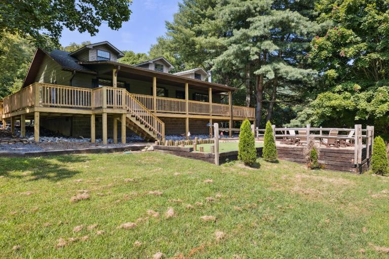 Little Mountain Cabin - 3-Bedroom Retreat with Hot Tub, Fire Pit, Games, and Serene Nature Views - B&B Jones Cove