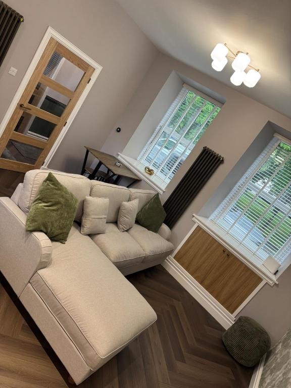 Modern 2BR Town-House - Sleeps 6 - Parking & Pets - Coast Serviced Apartments - Enquire for Trade & Long stays - Chambres d'hôtes Wick