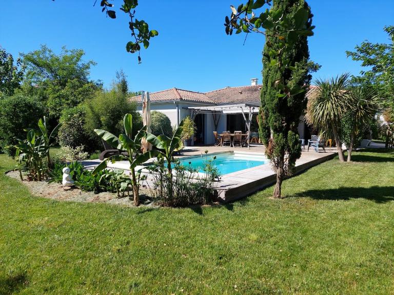 Très belle villa avec piscine - Chambres d'hôtes Saint-Aubin-de-Médoc