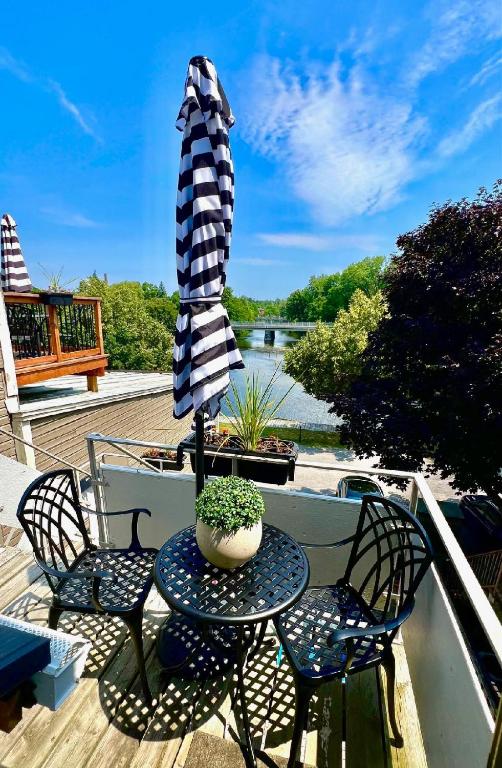 European Style Open Concept Oasis on the Tay River Basin - B&B Perth