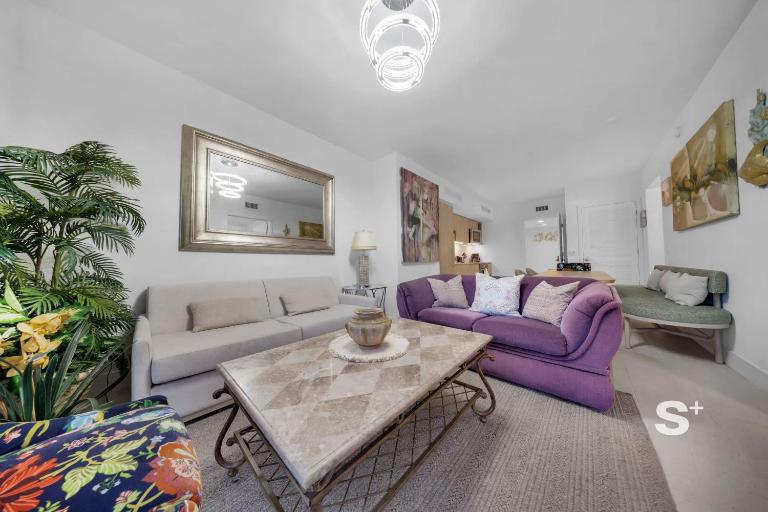 Chic 2-BD Downtown Condo with City & Water Views - B&B Miami