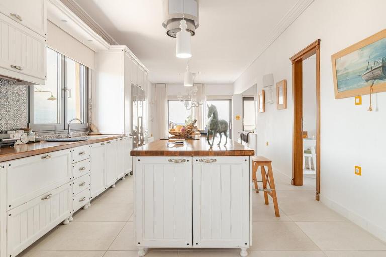Front Row to the Beach - Luxury 2BR with Free Parking - B&B Loutraki