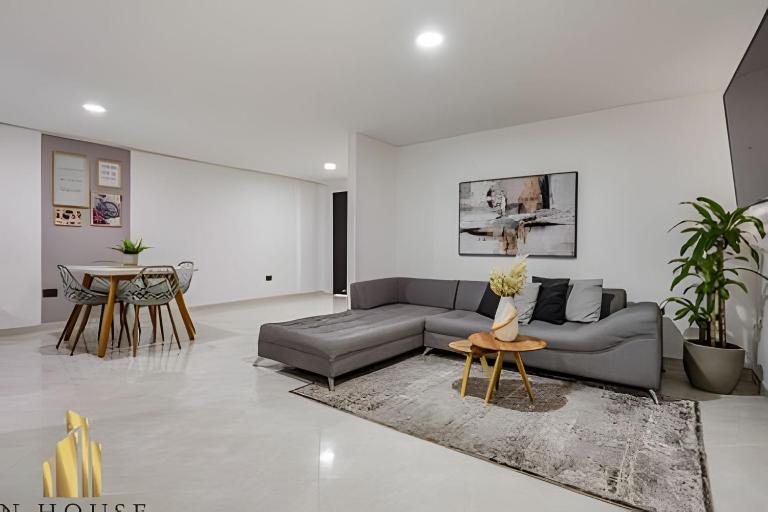 Aria Living 202 - Spacious Urban Luxury Retreat - Bed and Breakfast Cocoló