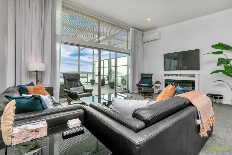 Skyline Serenity Two-Bedroom Waterfront - B&B Auckland