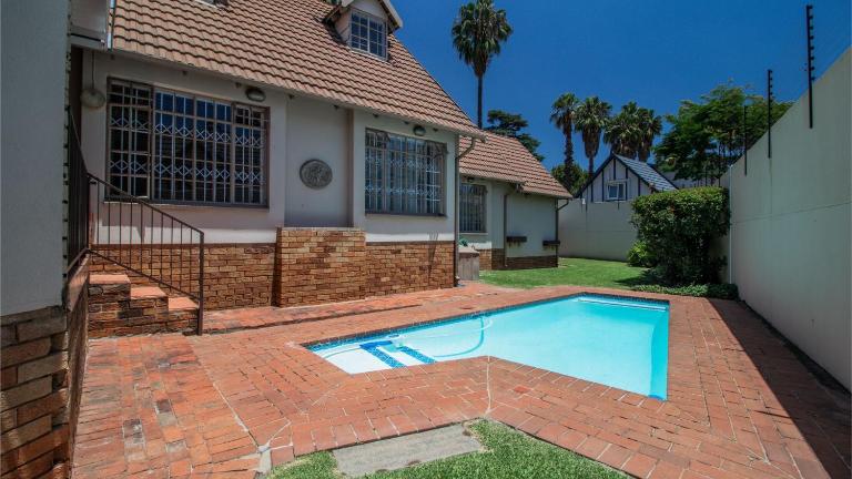 Elegant 5BR House with Pool, Gourmet Kitchen and Reliable Generator - B&B Johannesburg