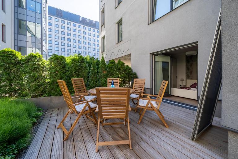 Apartment with Private Terrace and Garden - Antonijas Street - B&B Riga