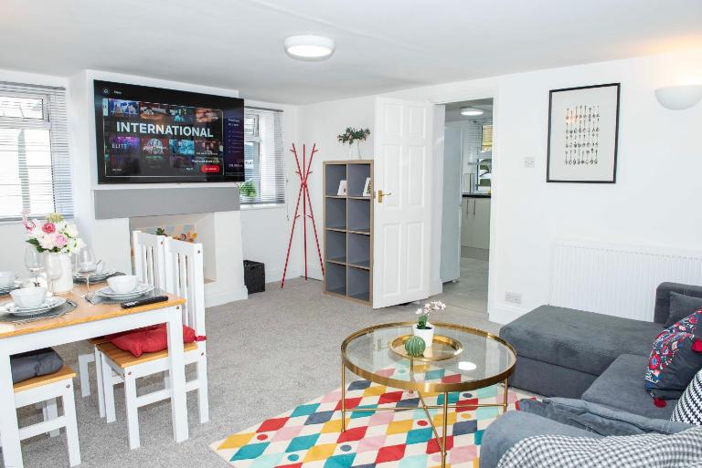 Large 1 Bed Apartment In Southsea Portsmouth - Sleeps 4 & Free Parking - B&B Portsmouth