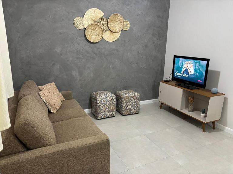 Apartamento em Bertioga - Recém-reformado - Térreo - Garagem - 6 hóspedes - B&B Bertioga