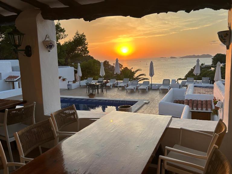 Hostal Cala Moli - B&B Cala Tarida