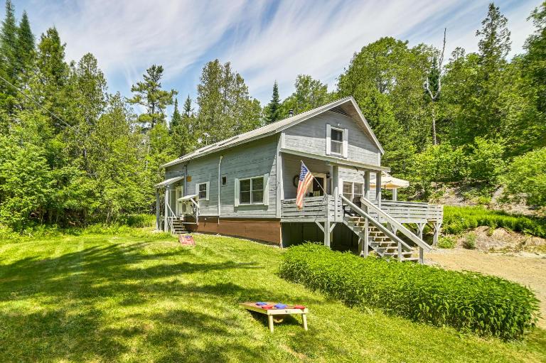 1 Mi to Rangeley Lake: Cabin w/ Wraparound Deck! - Chambres d'hôtes Rangeley