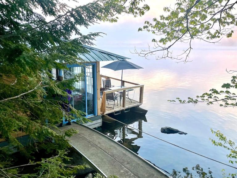 Nautilus Floating Island Cabin - B&B Monmouth