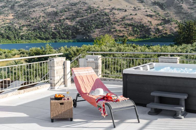 Lithus Retreat with Jacuzzi and 360 Views - B&B Georgioupolis