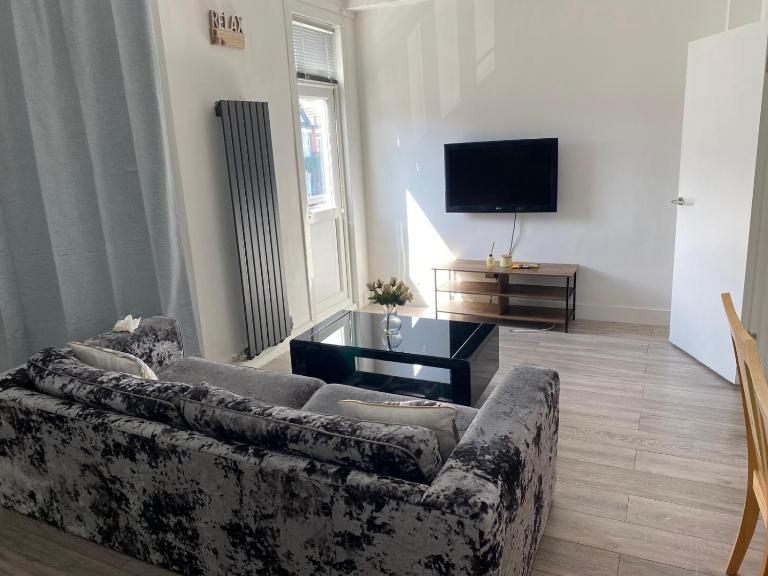 Stylish 3 Bed Seaside Apartment Central Southend Location & Steps from the Beach - Ferienwohnung Southend-on-Sea