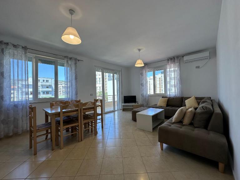 Coastal Comfort - Spacious 1-Bedroom Stay - Bed and Breakfast Lezhë