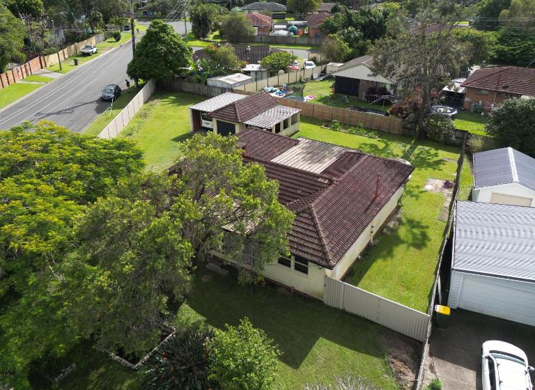 Queen Bed Shared Bath, 5BR Home In Beenleigh For 2 Bedroom1 - Bed and Breakfast Benalla