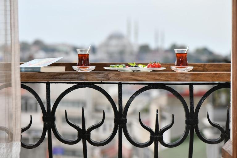 Historical Flat Unique Terrace AC in Beyoğlu Galata - Chambres d'hôtes Istanbul