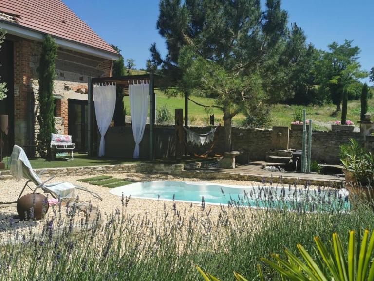 Loft rénové avec piscine privée et spa - Havre de paix en Auvergne - FR-1-489-337 - Chambres d'hôtes Cognat-Lyonne