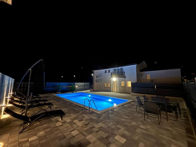 Villa Imvelo Lovrec - Spacious Villa With Private Pool - Bed and Breakfast Lovreć