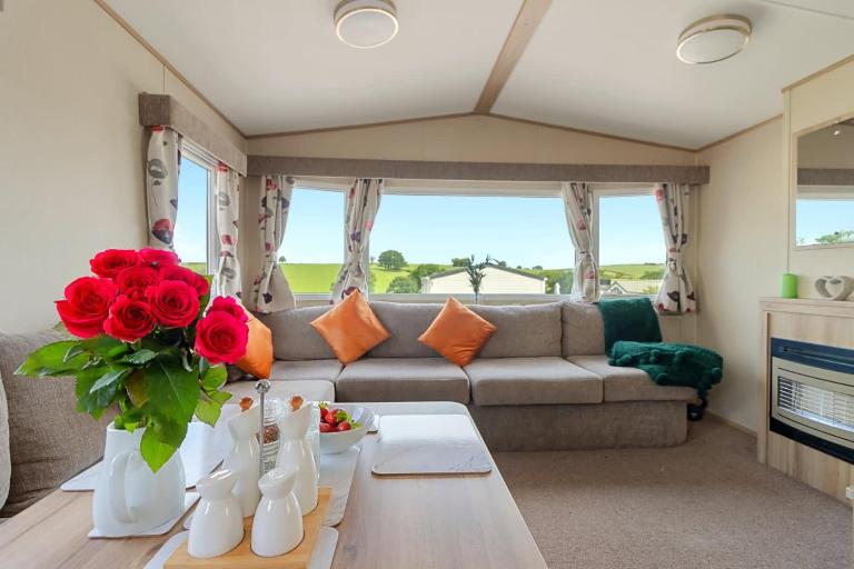Hillside Splash Retreat -No Commercial Sign written Vehicles,Fishing Nearby & Communal Swimming Pool ,Pool open May to September - Ferienwohnung Cheriton Bishop