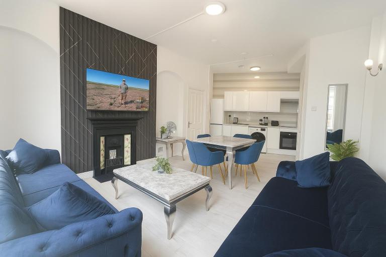 Stylish 2 Bedroom Apartment in the Heart of Soho Walk to Cafes & Attractions! - B&B London