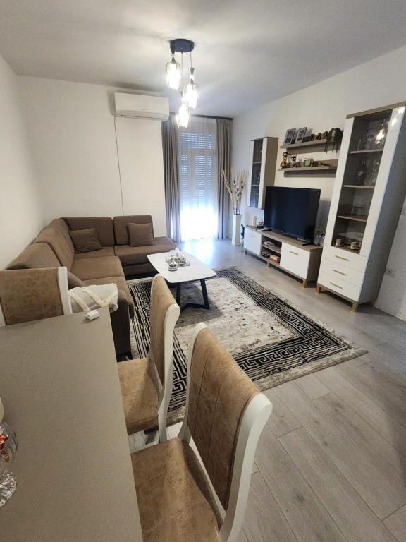 Warm 2BR in Heart of City, Walk to Shops & Cafés - B&B Shkoder