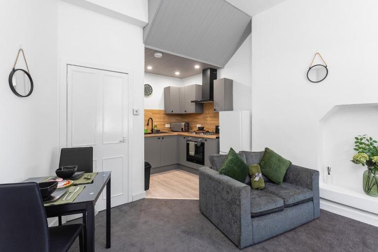 Sleek Canalside Stay in Edinburgh - B&B Edinburgh