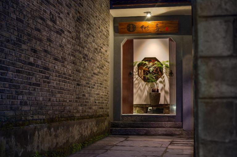 Phoenix Secret Realm Courtyard Hotel -100m to Tuojiang River &Guided Hiking & Photography&Fishing - B&B Fenghuang