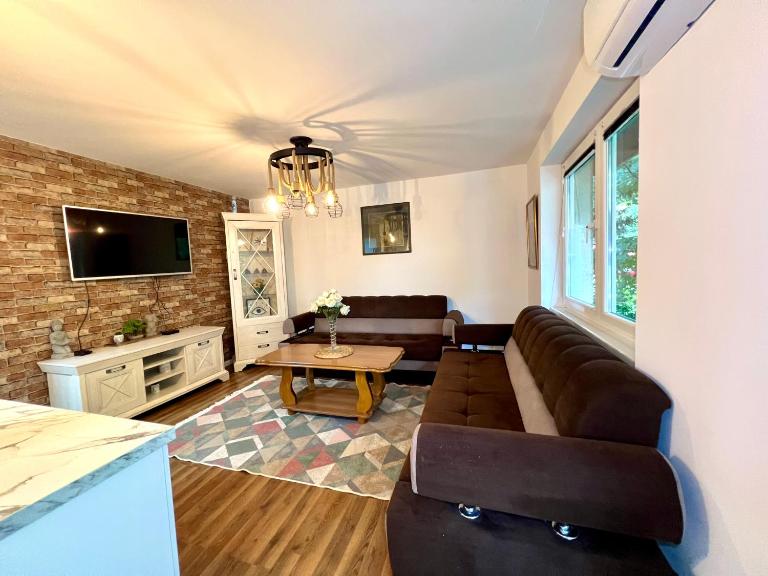 Spacious Two-Bedroom Apartment with Free Parking - B&B Sarajevo
