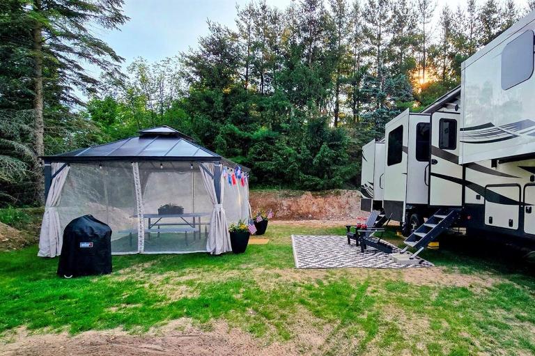Luxury RV on 10 Private Acres Bring your pup - B&B Boyne City
