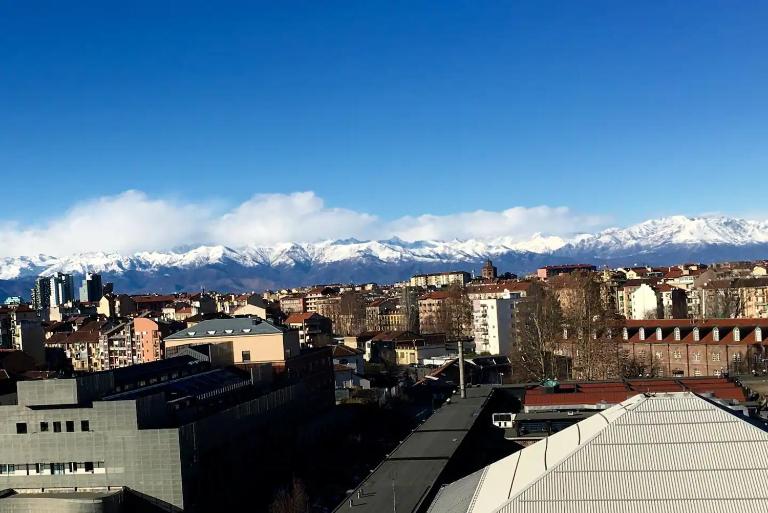 Pronto Soccorso per Globetrotter Stanza Privata con Bagno Condiviso e Vista sulle Alpi - B&B Torino