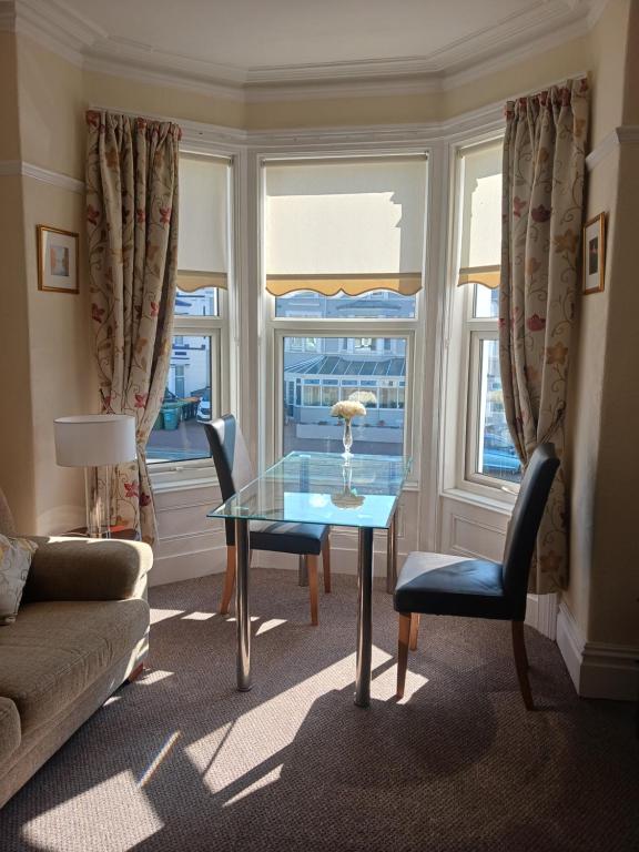 Beachcomber holiday apartments - B&B Llandudno