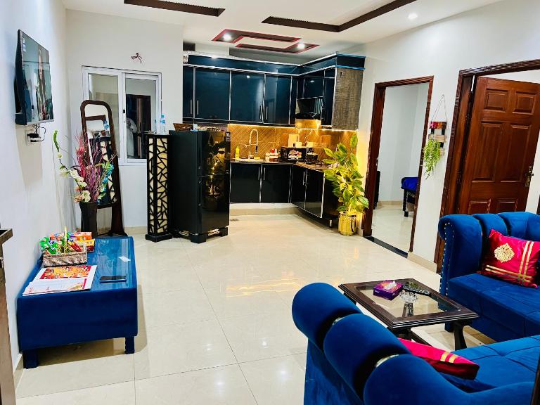 2 BHK Apartment with Citi Theme Park Views, WiFi, Secure - Bed and Breakfast Jhelum