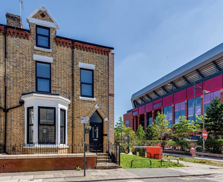 The Rockfield by Serene Stays Stylish 6BR near Anfield with Bar Virgin Media and Fast WiFi - B&B Liverpool