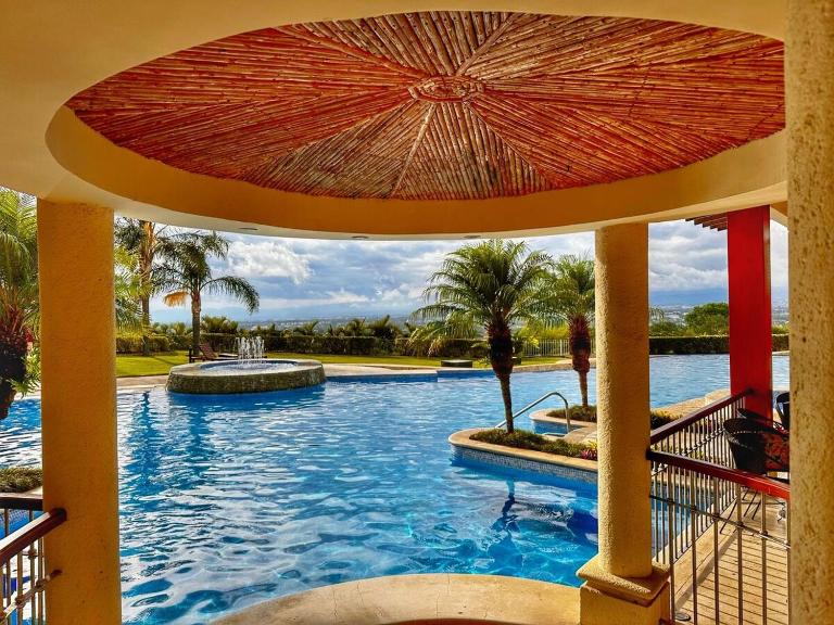 CR MARIPOSA RENTALS lakeview, spacious penthouse with office, pool, gym, Jacuzzi - B&B Santa Ana
