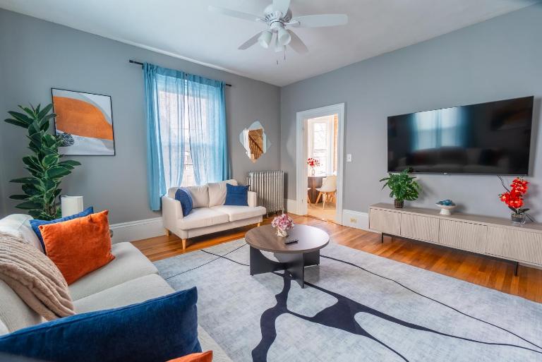 3BDR 2BA Downtown Salem with Parking - B&B Salem