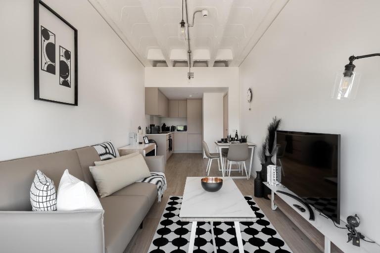 1BR Spacious Flat for Business and Holiday stays above MK Train Station, High Wi-Fi, Free Parking - B&B Milton Keynes