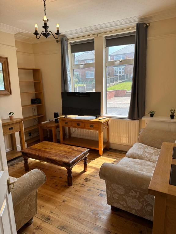 Large Traditional, Sleeps 8, 2 baths, Train, Tram, Pubs, Hucknall - B&B Hucknall Torkard