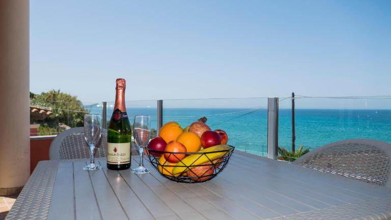 Nias Beachfront Apartments close by to Sidari - Bed and Breakfast Karousádes