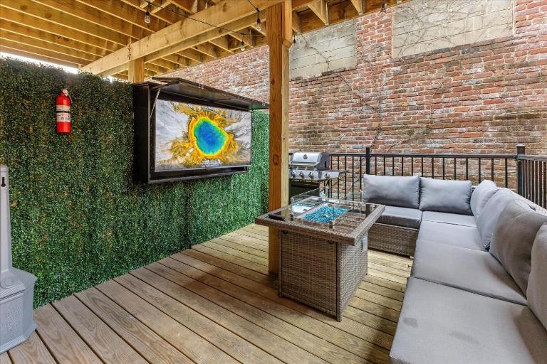 Steps away from Mass Ave Restaurants and Big Patio - B&B Indianapolis