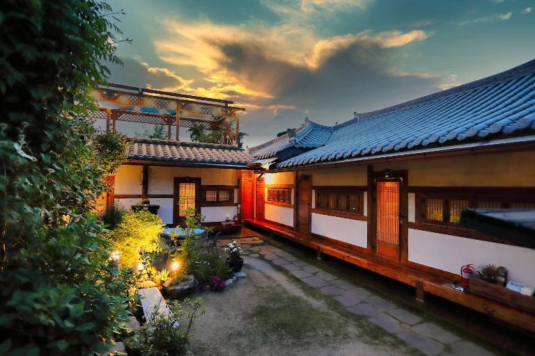 Kkot Jari Hanok Pension - B&B Jeonju