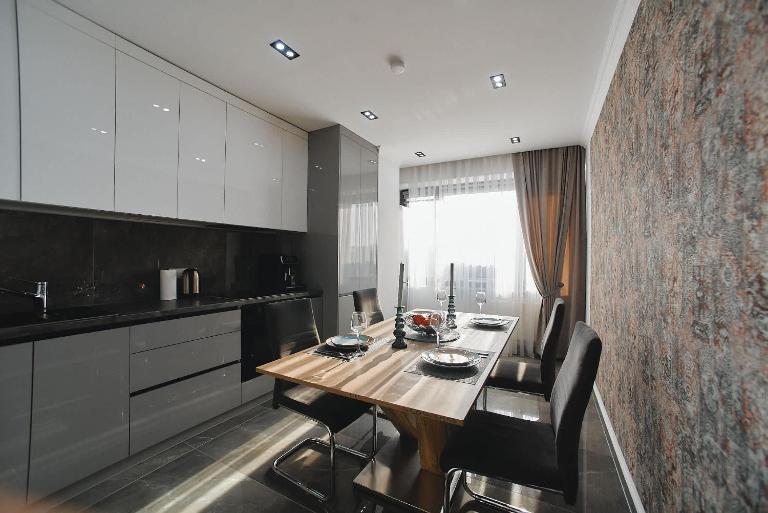 Luxury 2BR Penthouse with City Views in City Center GrandStay Apartments - Chambres d'hôtes Chişinău